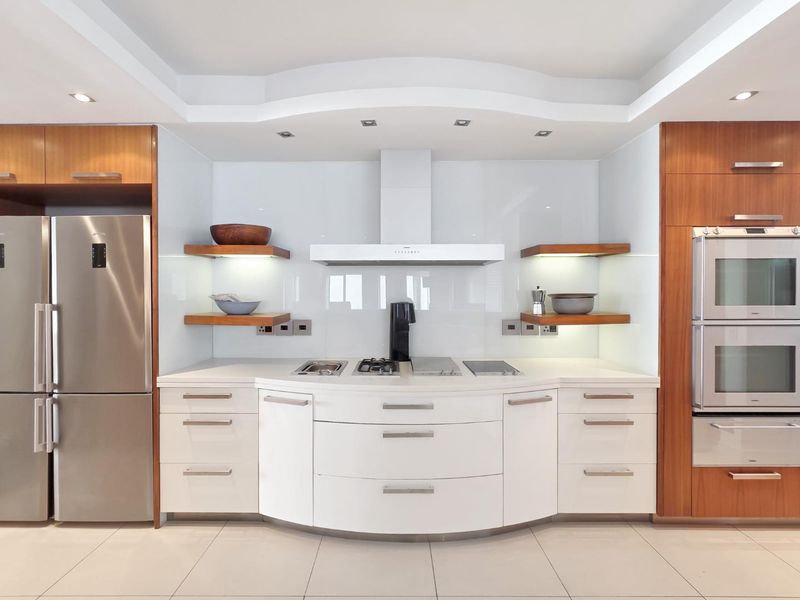 Elegant Coastal Living in the heart of Sea Point - Photo 3