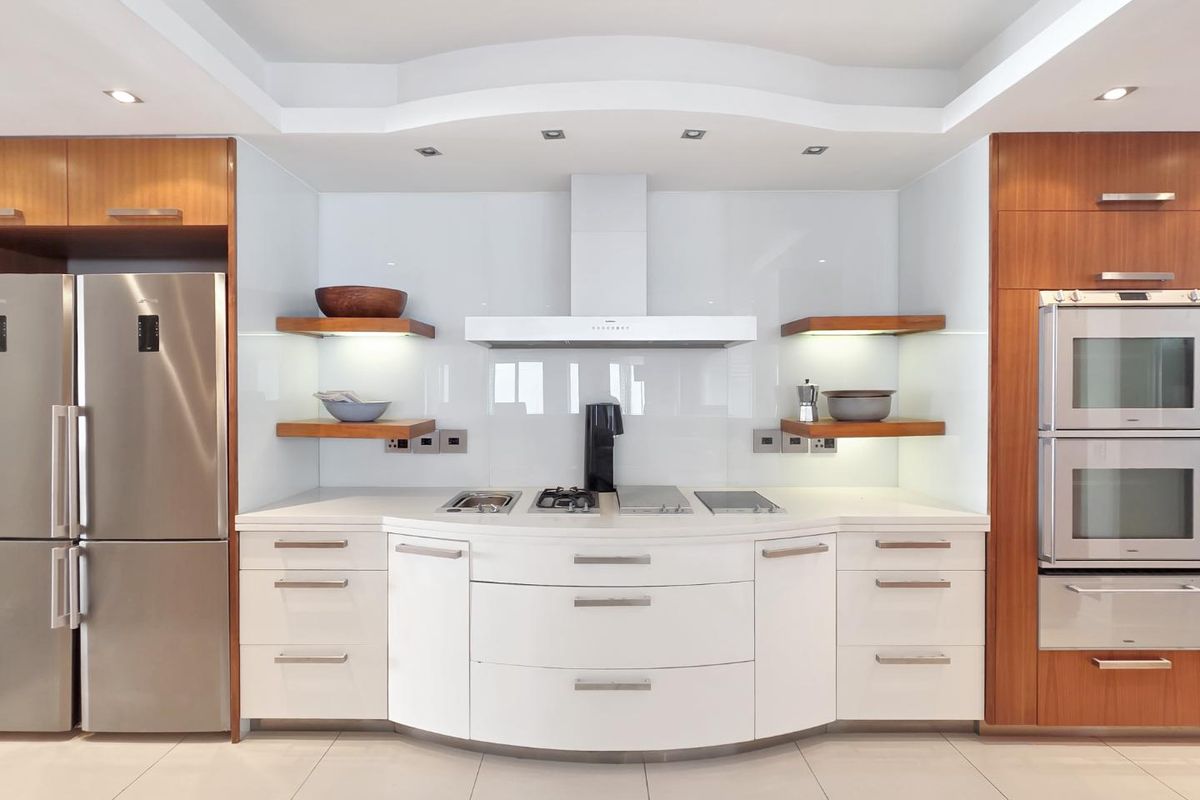 Elegant Coastal Living in the heart of Sea Point - Photo 3