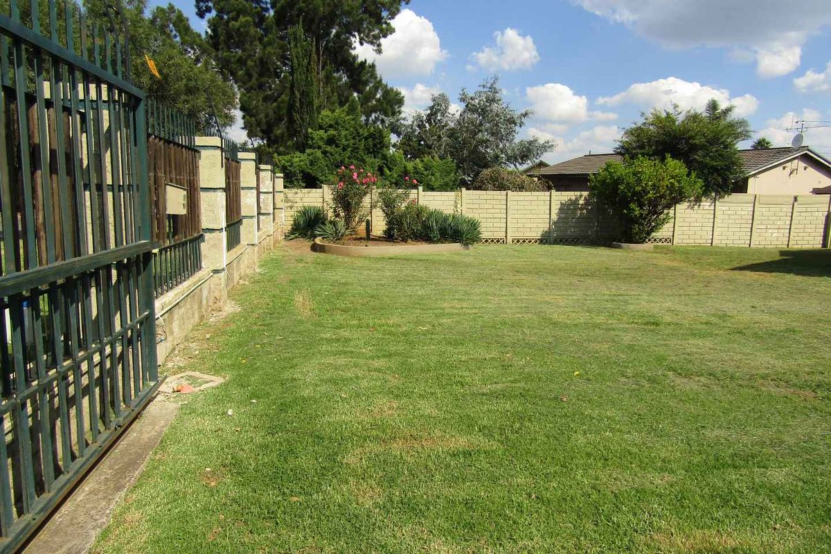 Newly renovated Home with Flat Let - Photo 2