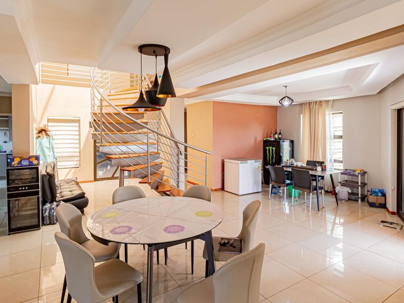 Luxury, Light & Space – Your Dream Home Awaits - Photo 5