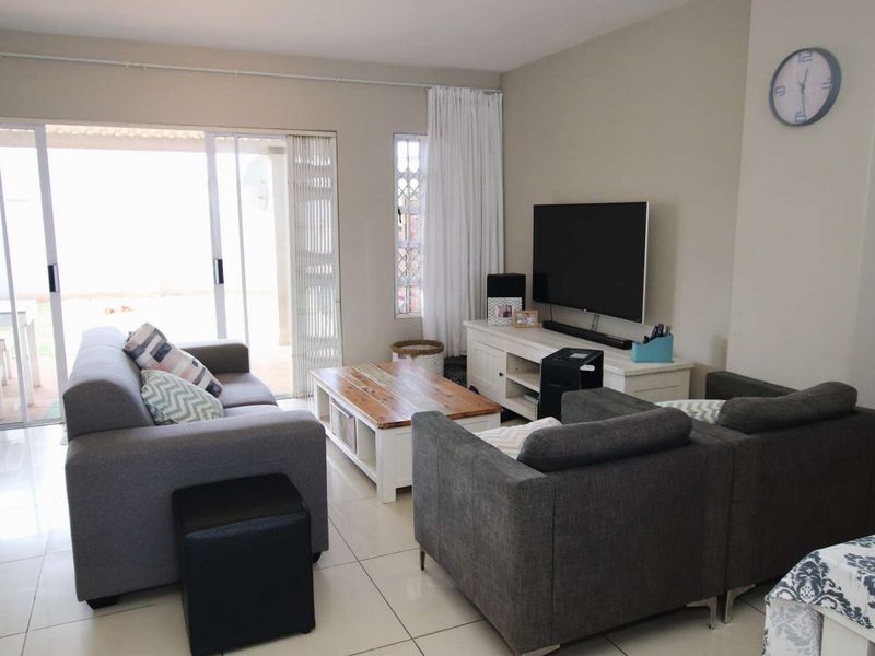 3 Bedroom 2 bathroom townhouse for sale in upper Sunningdale - Photo 4