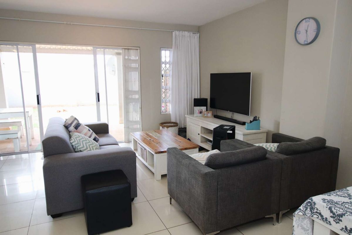 3 Bedroom 2 bathroom townhouse for sale in upper Sunningdale - Photo 4