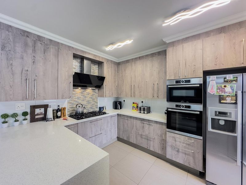Elegant 4 Bedroom Family Home with a Study in Taemane Golf View Estate - Photo 2