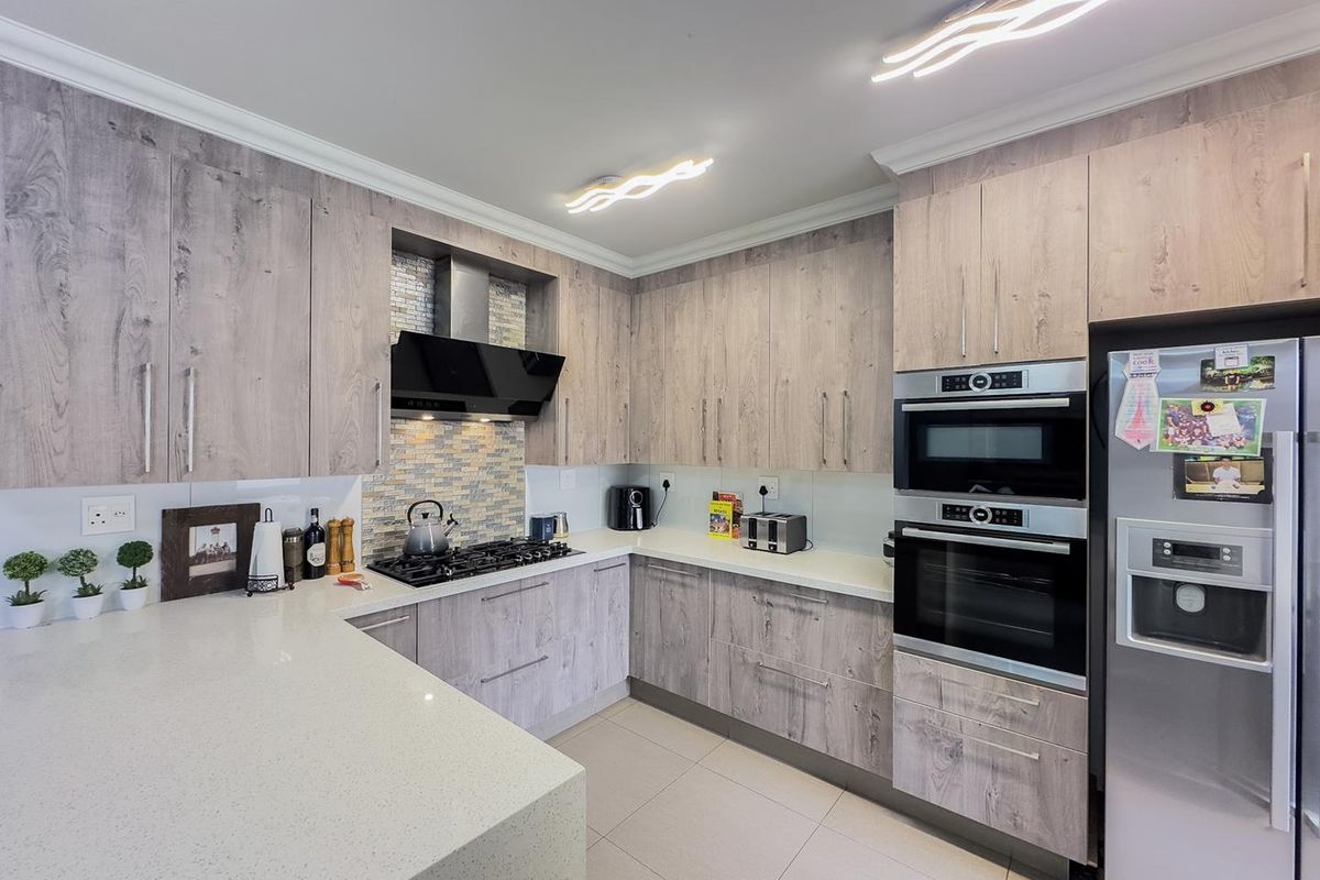 Elegant 4 Bedroom Family Home with a Study in Taemane Golf View Estate - Photo 2