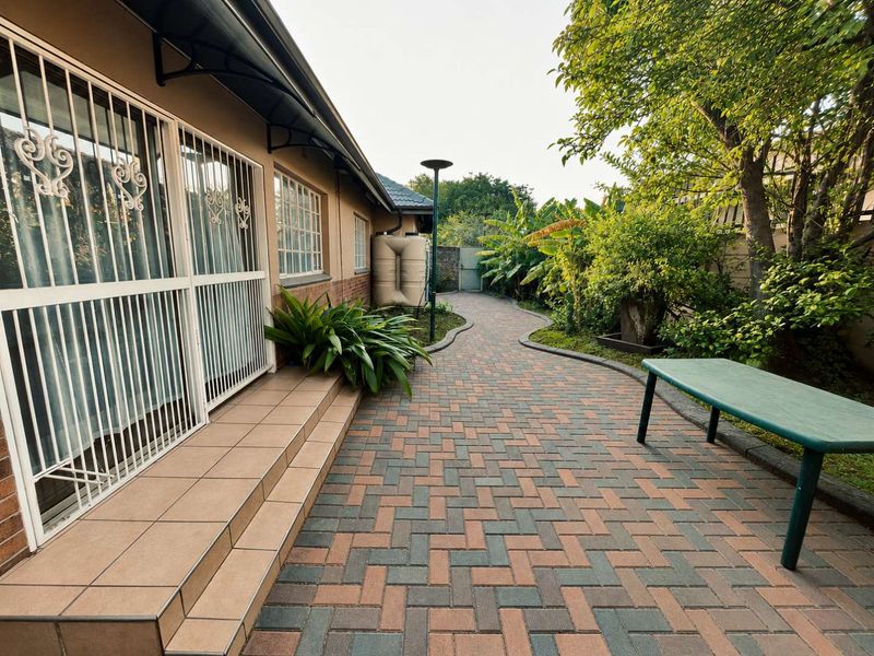 Entertainer's Family Home on a 991 m2 Erf, Pool, Built-In Braai & Secure Parking for 6! - Photo 2