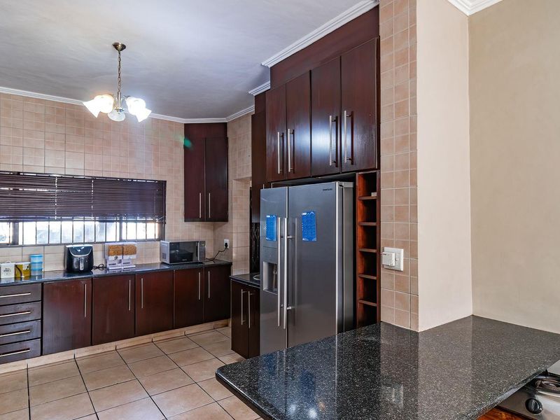Stunning House In Rooihuiskraal Ext 22 - Photo 5
