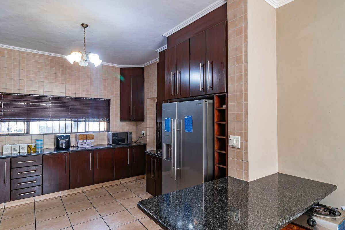 Stunning House In Rooihuiskraal Ext 22 - Photo 5