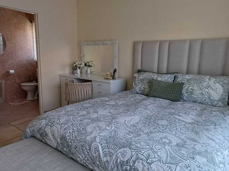 IMMACULATE RENOVATED UPSTAIRS UNIT - Photo 9