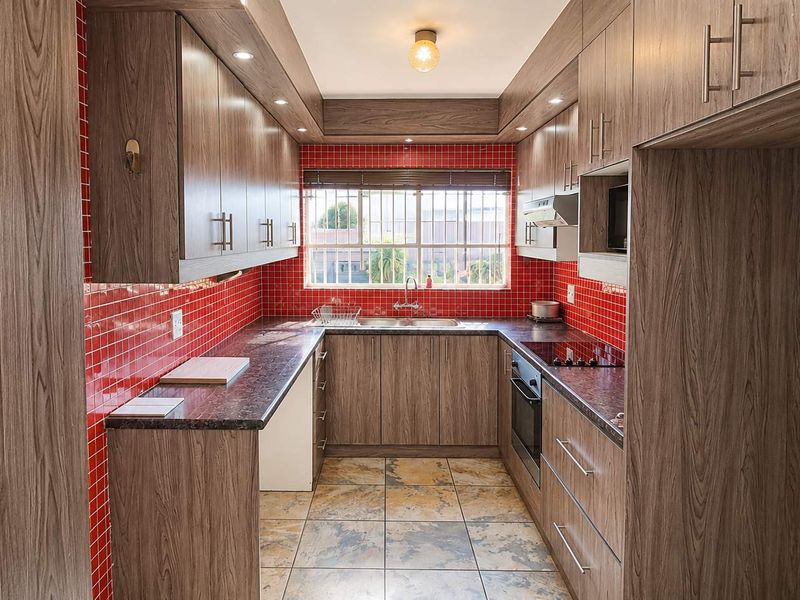 Spacious Family Home with Pool, Entertainment Area & Dual Automated Garages - Photo 5