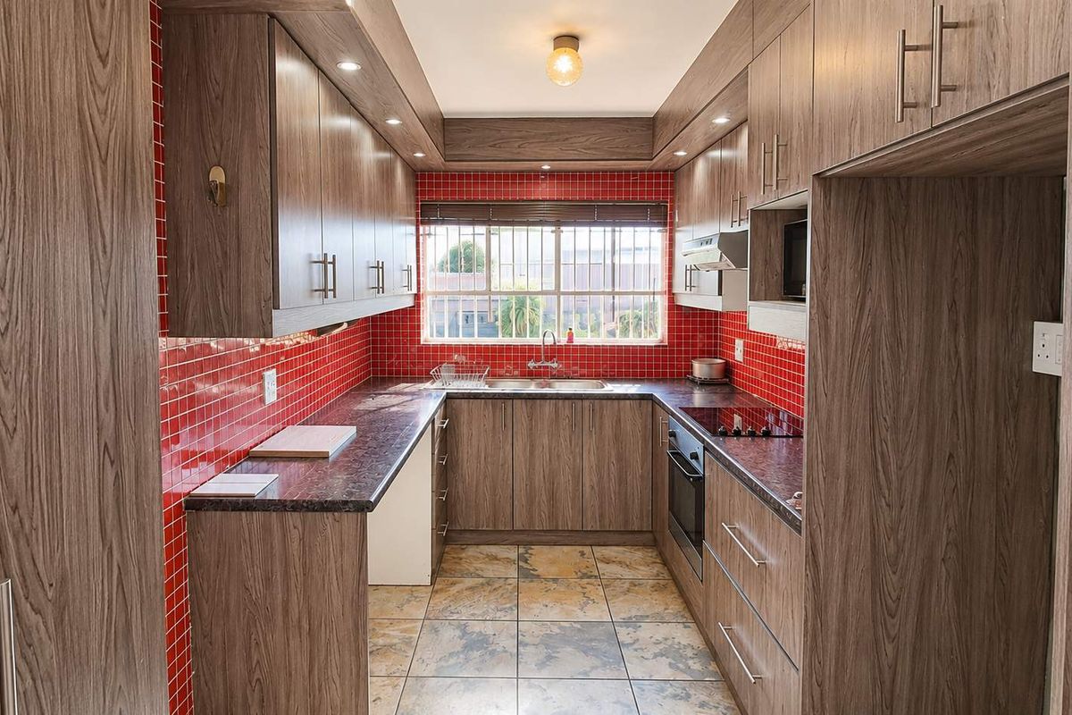 Spacious Family Home with Pool, Entertainment Area & Dual Automated Garages - Photo 5