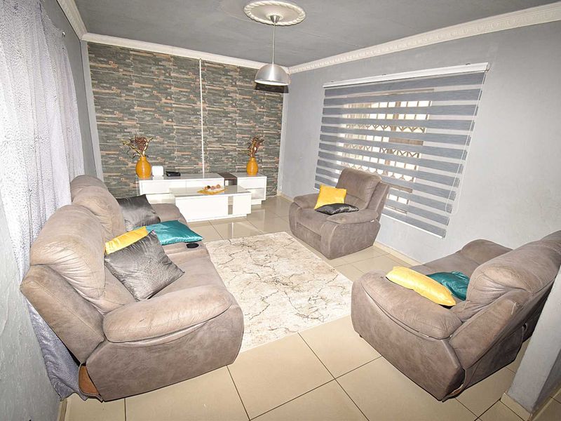 Spacious Family Home with Granny Flat and Pool - Photo 3