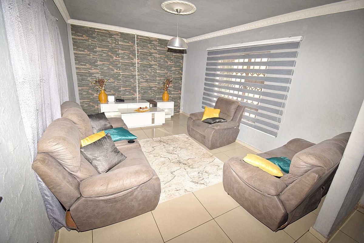 Spacious Family Home with Granny Flat and Pool - Photo 3