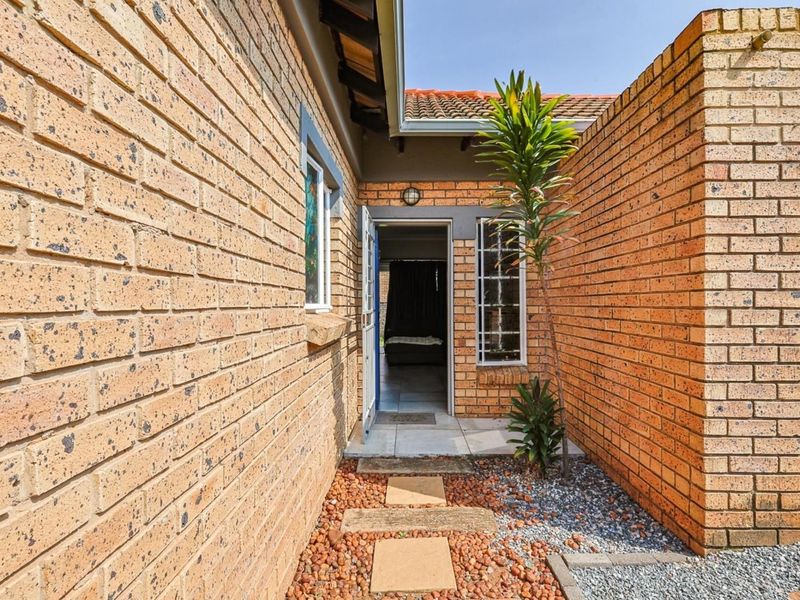 Modern 3-Bed, 2-Bath Townhouse in Secure Estate - Photo 2