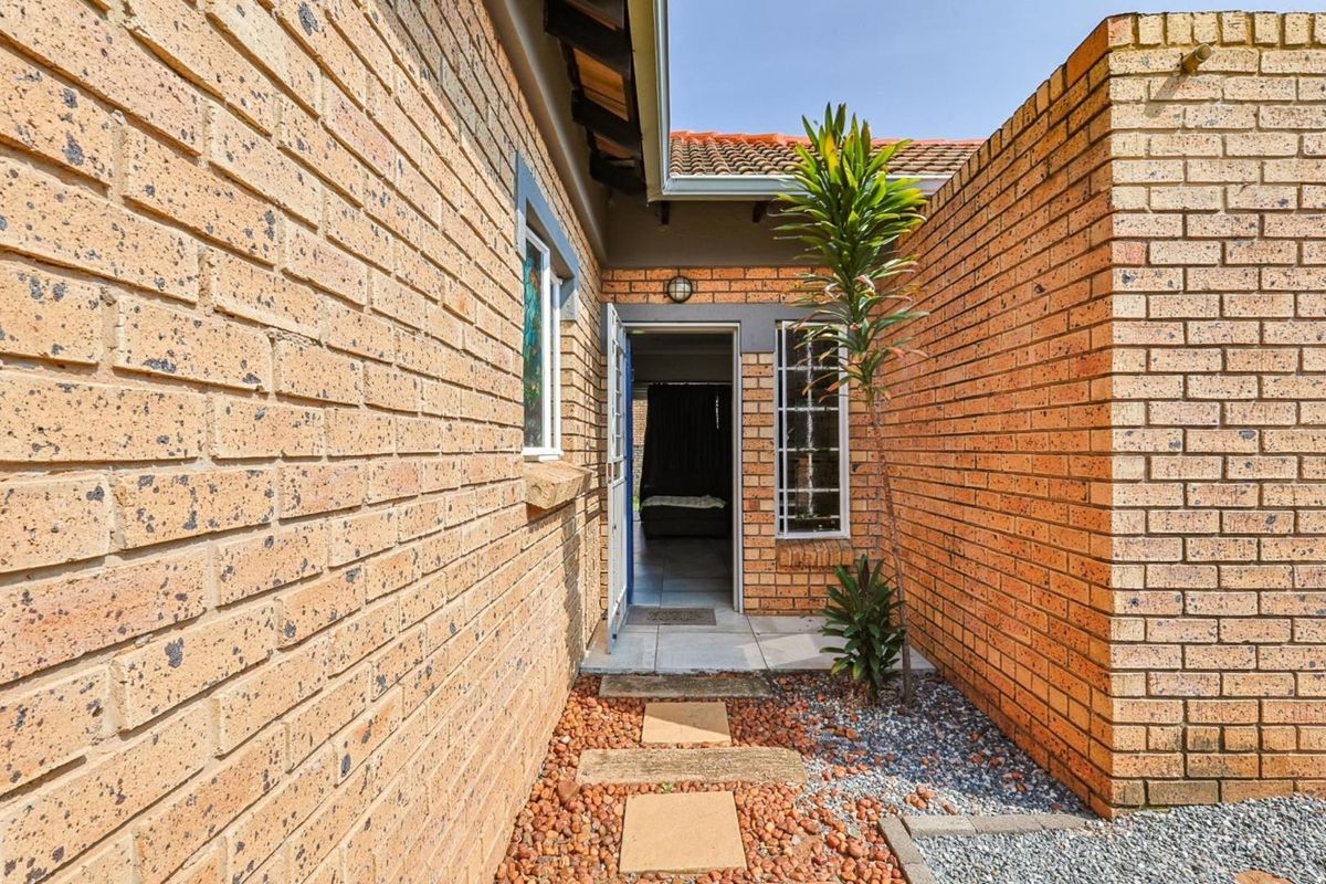 Modern 3-Bed, 2-Bath Townhouse in Secure Estate - Photo 2