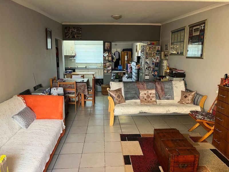 Lovely Renovated Flat – Perfect Investment Opportunity - Photo 2