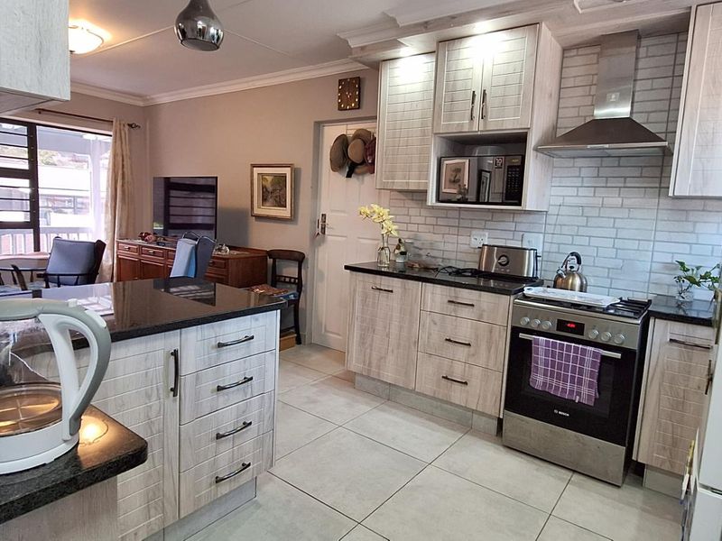 Charming 2 Bedroom unit in Dana-Rust Estate - Photo 3