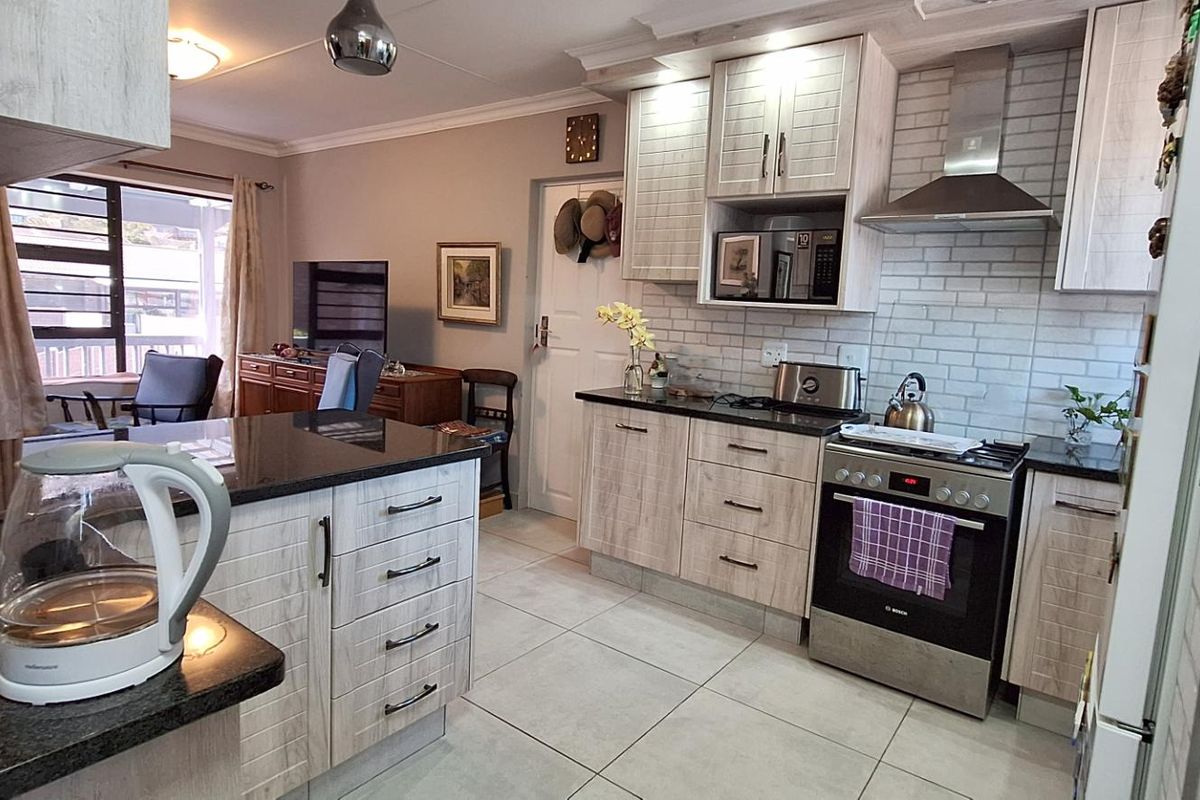 Charming 2 Bedroom unit in Dana-Rust Estate - Photo 3