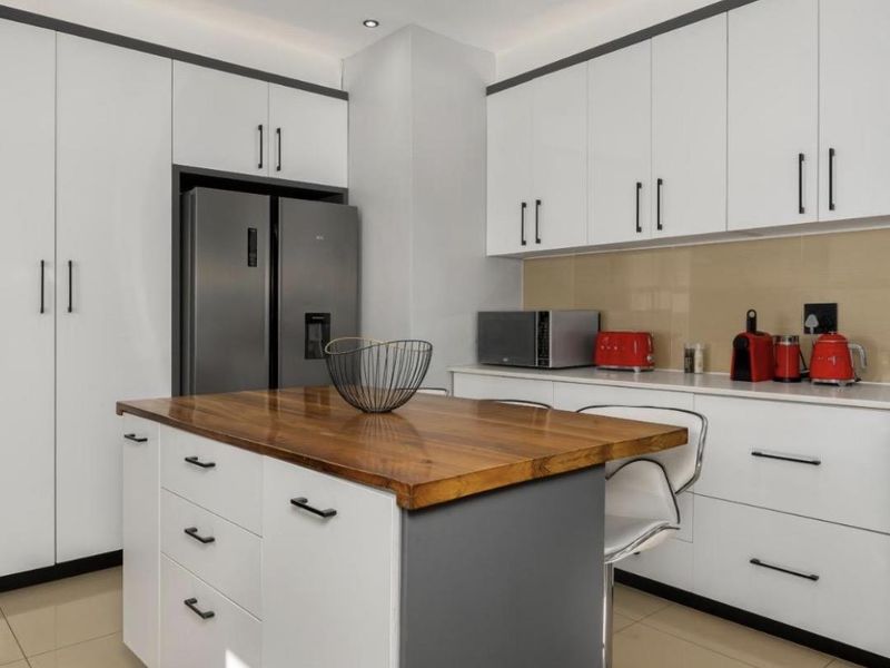 Luxury Two-Bedroom Retreat with Expansive Outdoor Deck in Sea Point - Photo 6