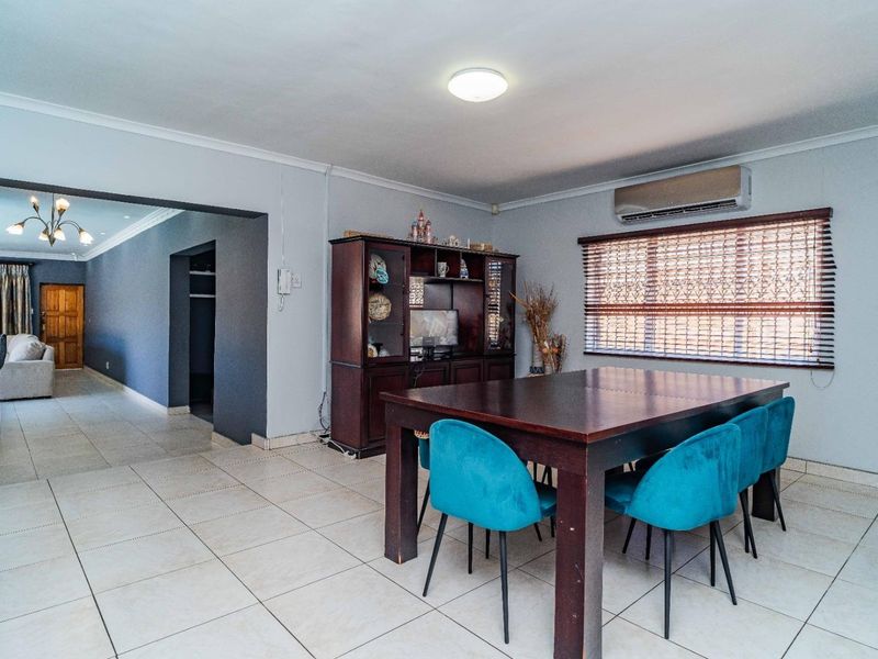 Jaw-dropping Stunner! Ultimate dream house at an unbeatable price! - Photo 7