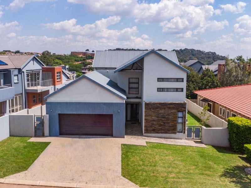 Stylish Family Living with Space, Flow & Exceptional Comfort in Pretoria East - Photo 2