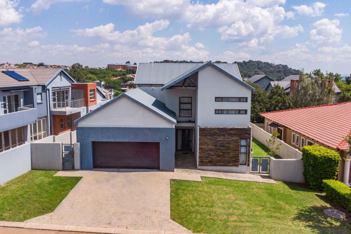 Stylish Family Living with Space, Flow & Exceptional Comfort in Pretoria East - Photo 2