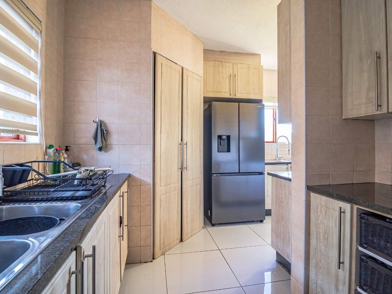 Beautiful family home in secure lifestyle estate - Photo 8