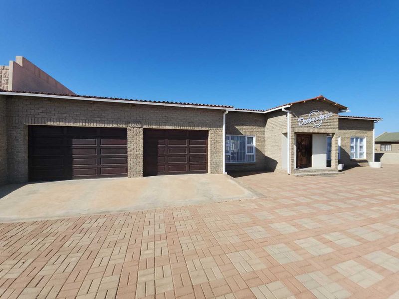 5-Bedroom house.on corner erf, priced to sell or nearest cash offer!!! - Photo 2