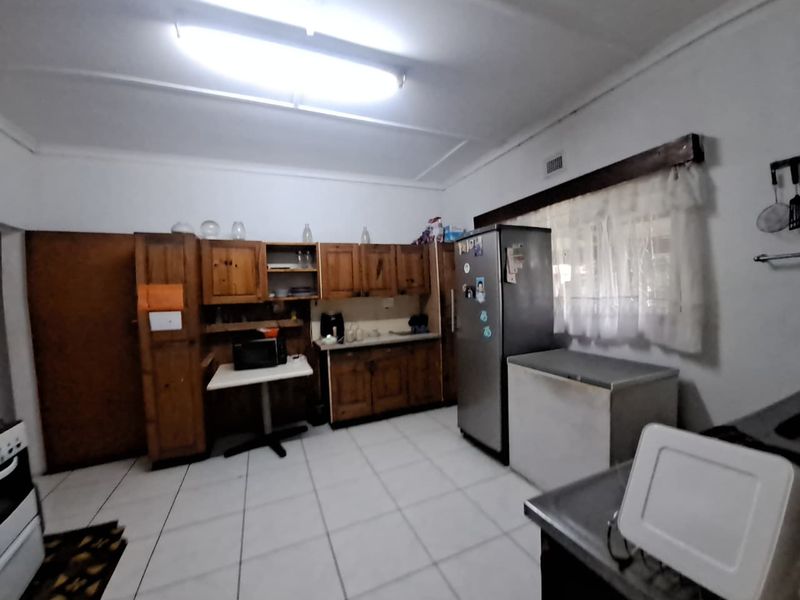 Charming 3-Bedroom Fixer-Upper in Sought-After Arboretum - Photo 5