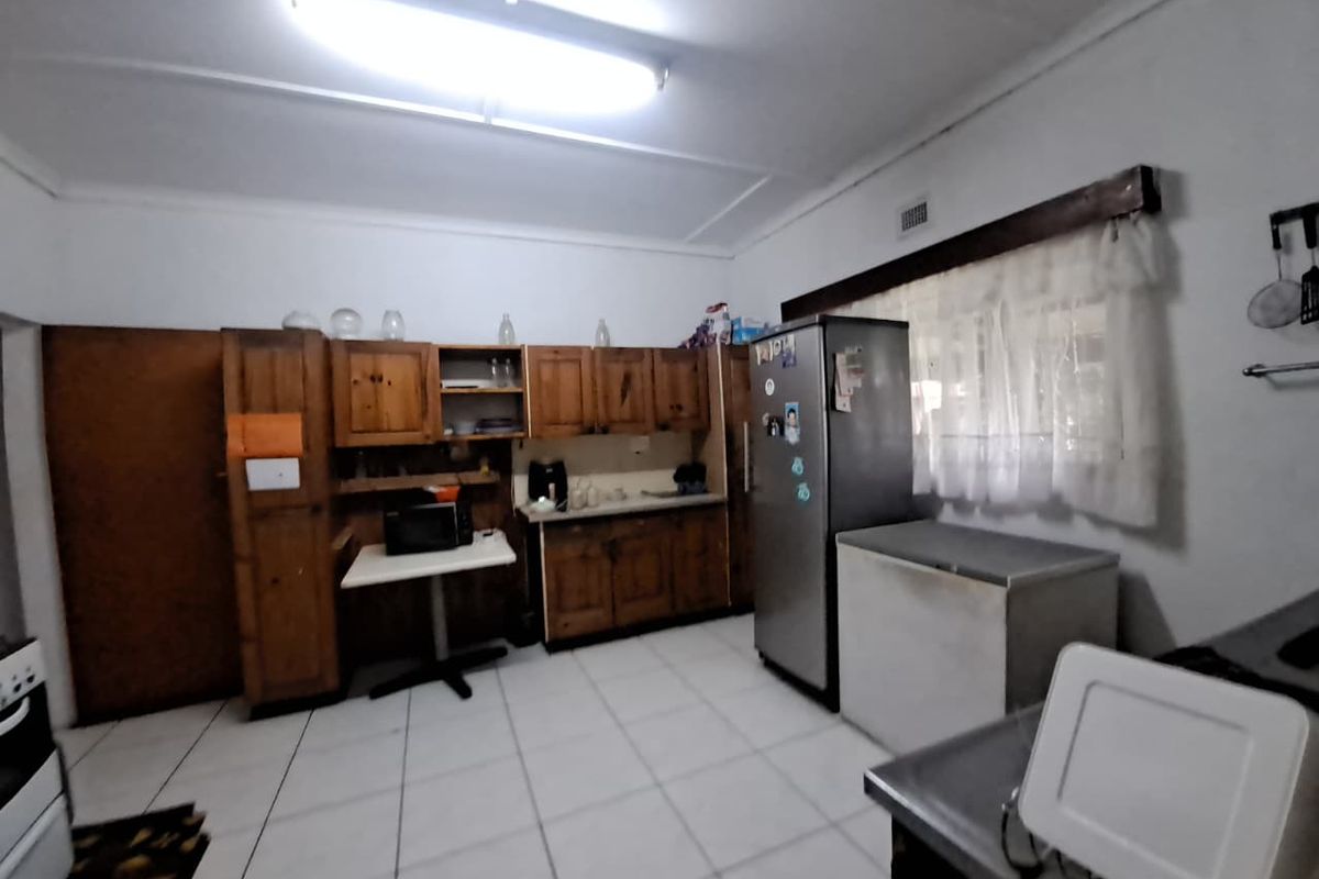 Charming 3-Bedroom Fixer-Upper in Sought-After Arboretum - Photo 5