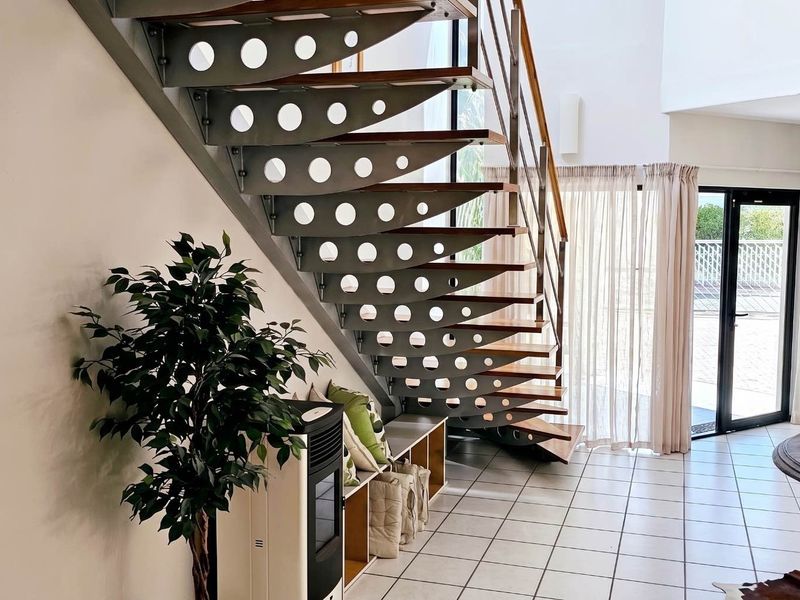 Exceptionally spacious and modern family home - Photo 8