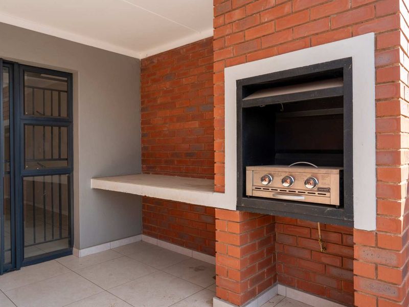 Charming Ground-Floor 3-Bedroom Unit with Private Garden in Irene - Photo 9