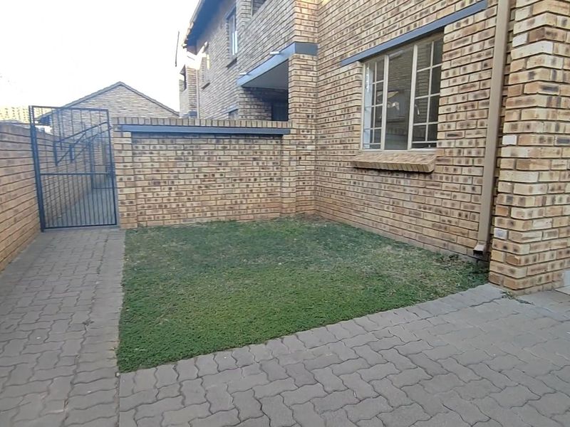 Charming Garden: 2-Bed Ground-Floor Apartment Awaits! - Photo 10
