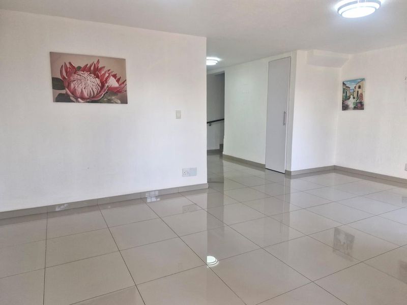 Renovated Top Floor Duplex Apartment - Photo 7