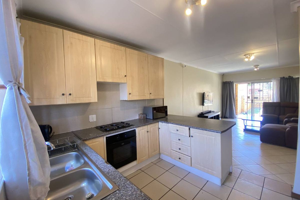 Townhouse for sale in a secured estate. - Photo 5