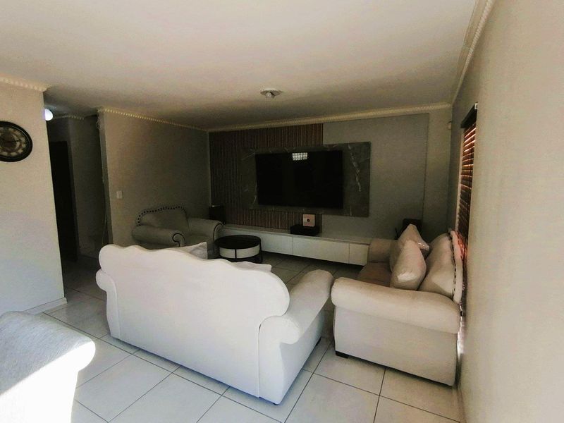 Spacious 4-Bedroom Duplex in Secure Estate - Photo 6
