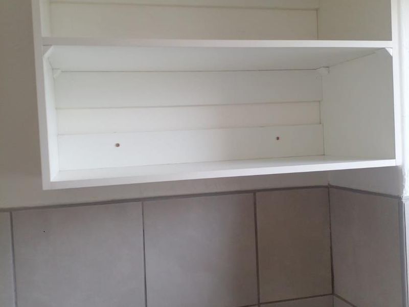 Newly Renovated Flat – Great Location & Move-In Ready! - Photo 6