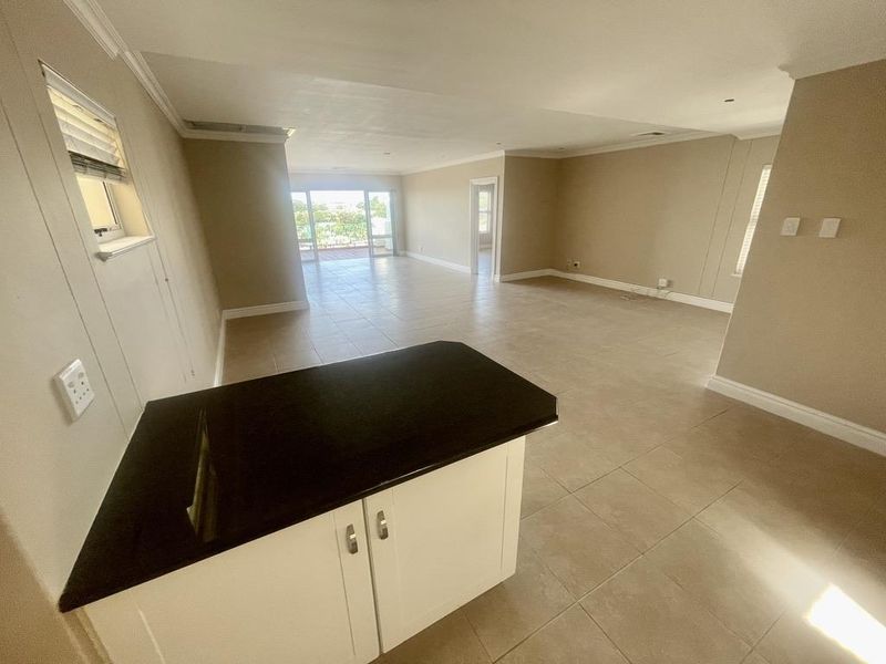 Stunning 3-Bedroom Townhouse with Panoramic Sea Views & Drive Up Access - Photo 7