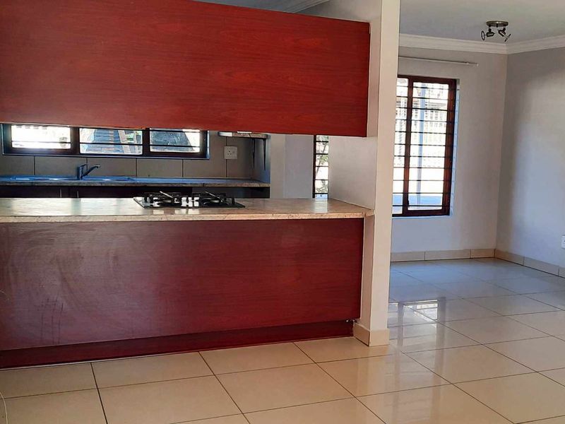 2 Bed 2 Bath Duplex with Private Garden - Photo 2