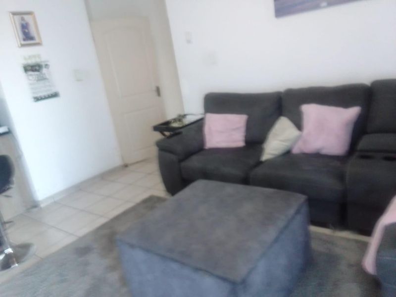 Cozy 2 Bedroom Apartment in Woodhurst with Balcony  Parking - Photo 3