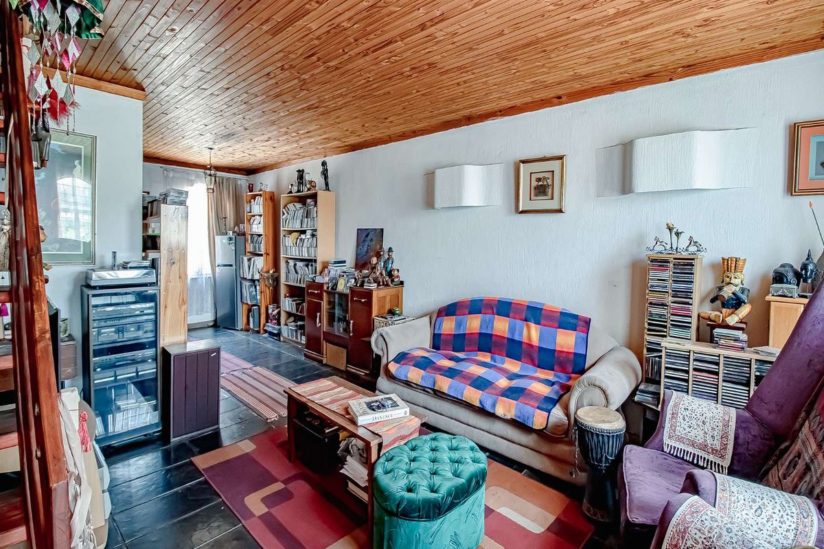 Attractive townhouse with potential. - Photo 5