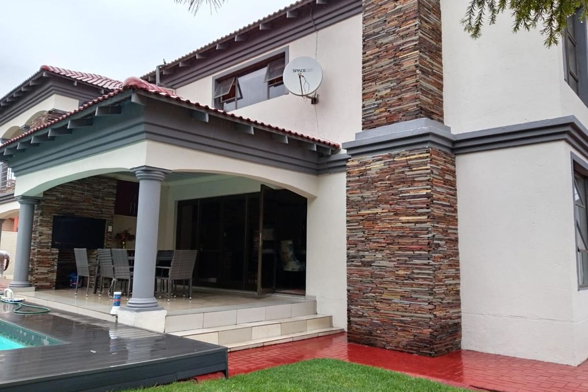 Beautiful Modern 7 Bedroom in Chantelle - Photo 2