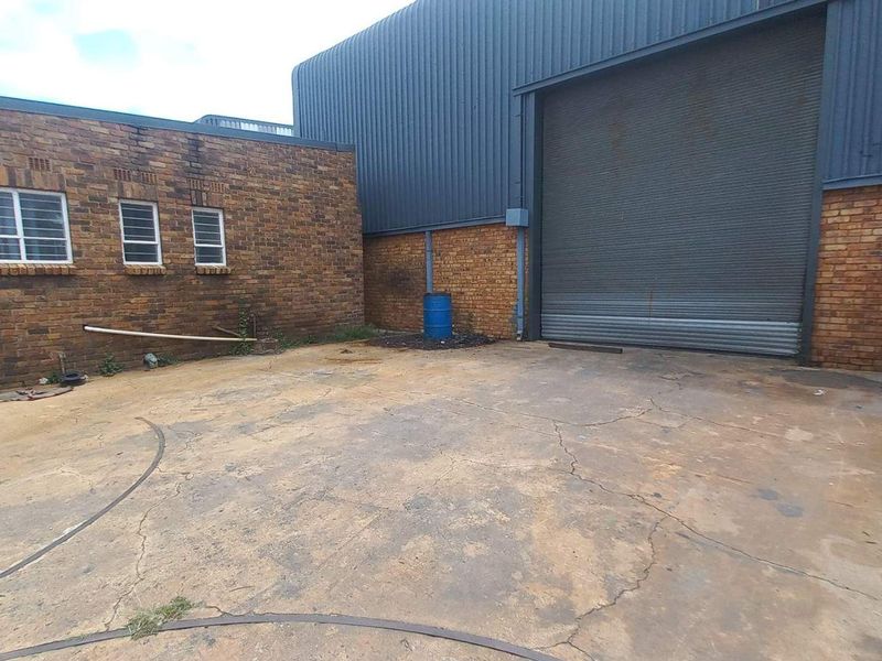 607m2 Jet Park Warehouse To Let - Photo 5