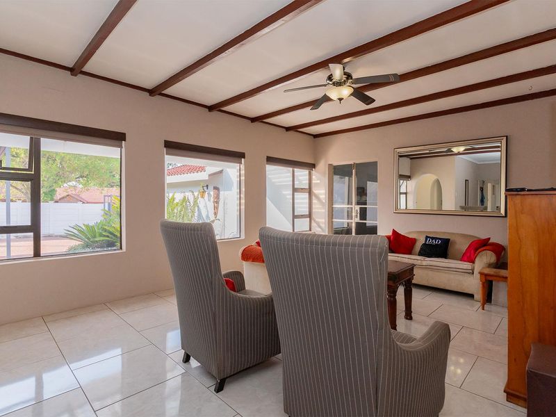 SPACIOUS FAMILY HOME IN ENCLOSURE - Photo 9