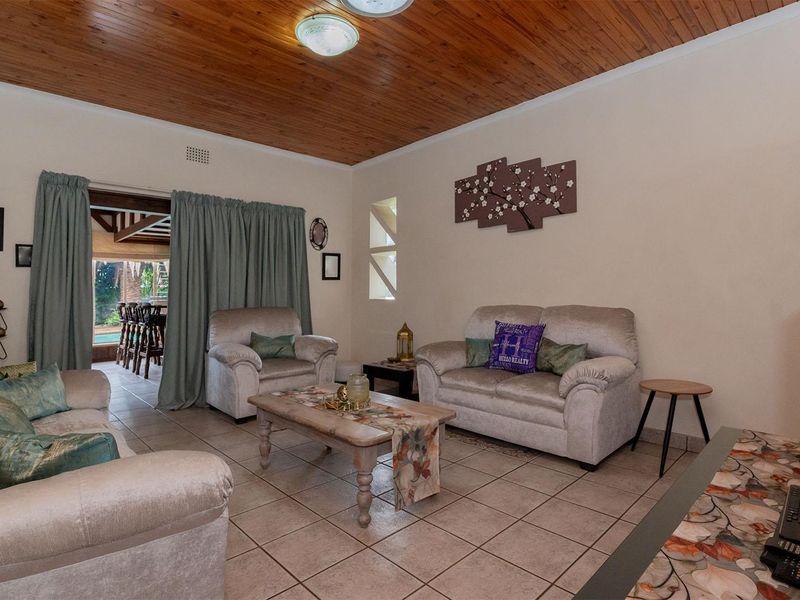 Spacious 3-bedroom family home in Kempton Park Ext 4 on a large 1115sqm stand. - Photo 8