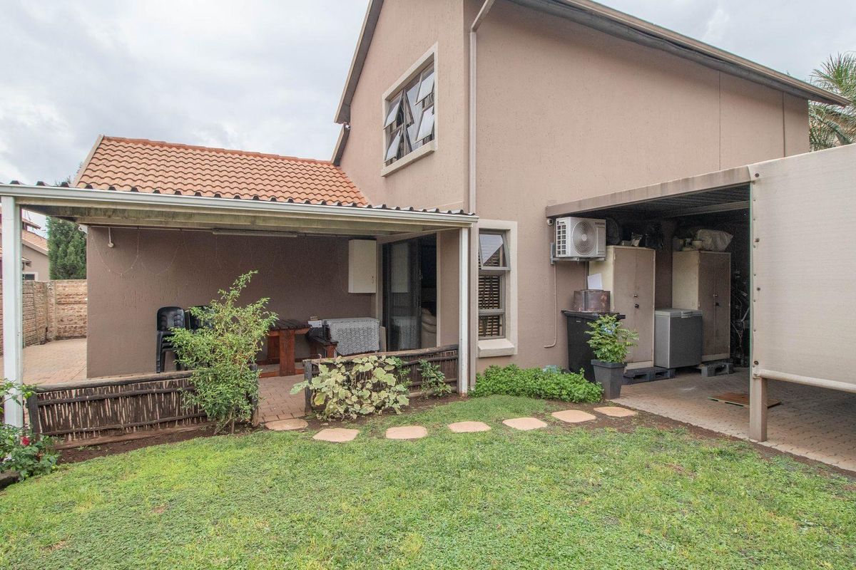 Charming Townhouse in Blue Lakes Estate Awaits You! - Photo 2