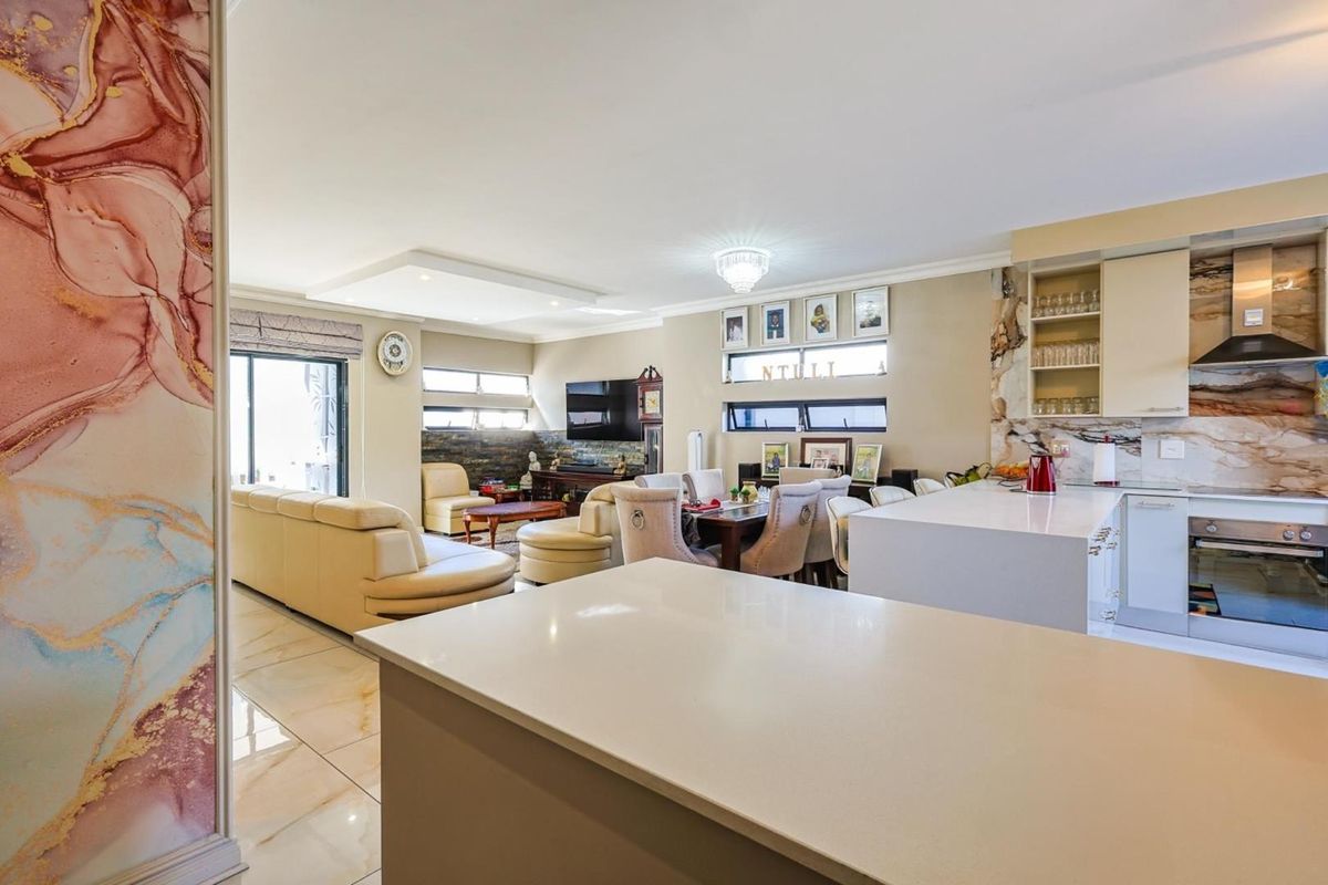 **Stunning Ultra-Modern 3-Bedroom Townhouse in the Prestigious Olive's Gate Estate** - Photo 5