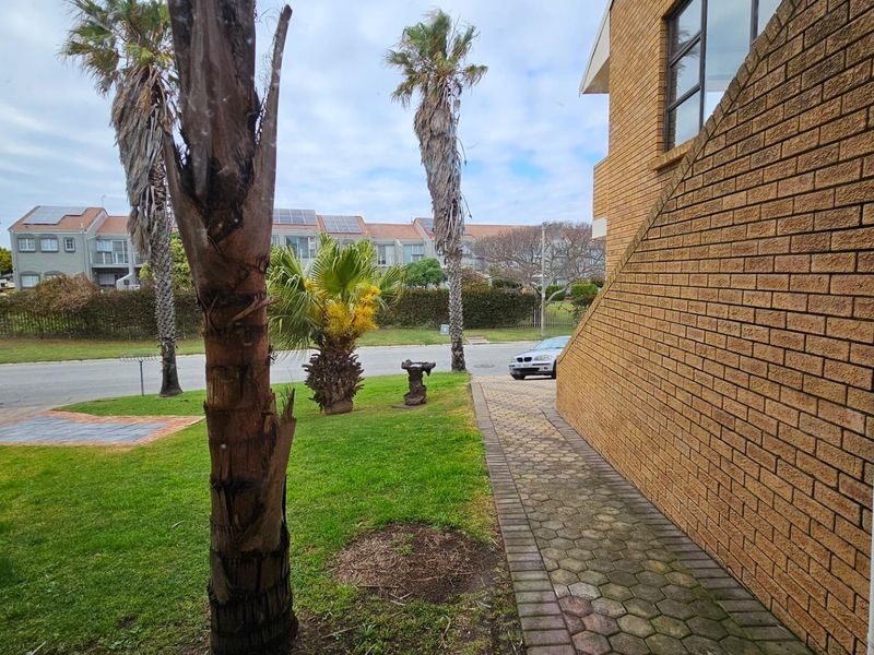 Beach living: 7 Bedroom, easy upkeep home - Photo 3