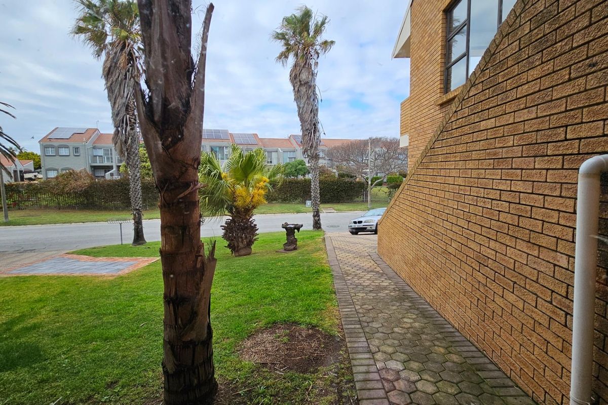 Beach living: 7 Bedroom, easy upkeep home - Photo 3