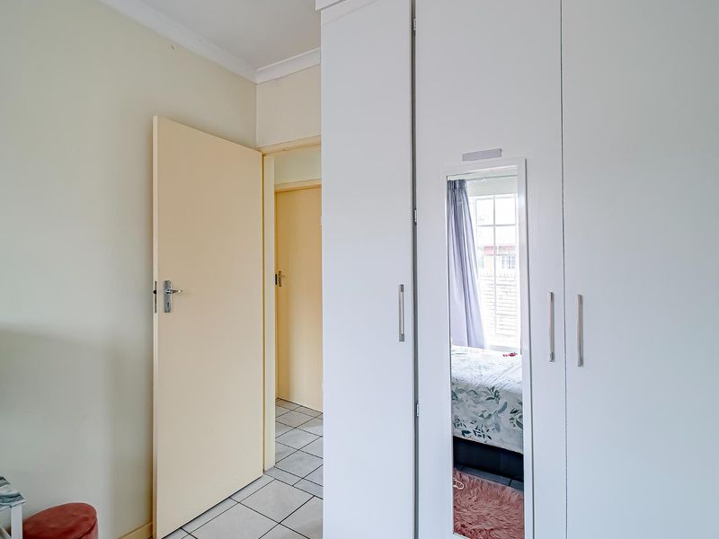 Fantastic upstairs unit with a secure tenant. - Photo 10