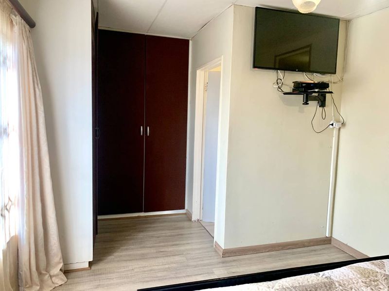 BEAUTIFUL HOUSE IN MANDELA VIEW - Photo 9